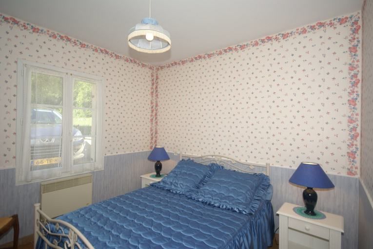 Room 2, Charming Holiday Home With Pool and Pond, Indre