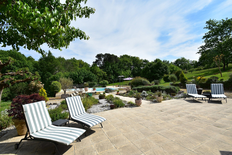 Balcony 4, Luxury Villa in Dordogne With Pool & Privacy, Dordogne
