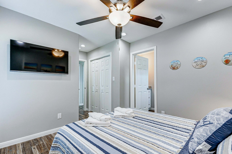 Room 5, A Quietude 3 Bedroom Home, Galveston