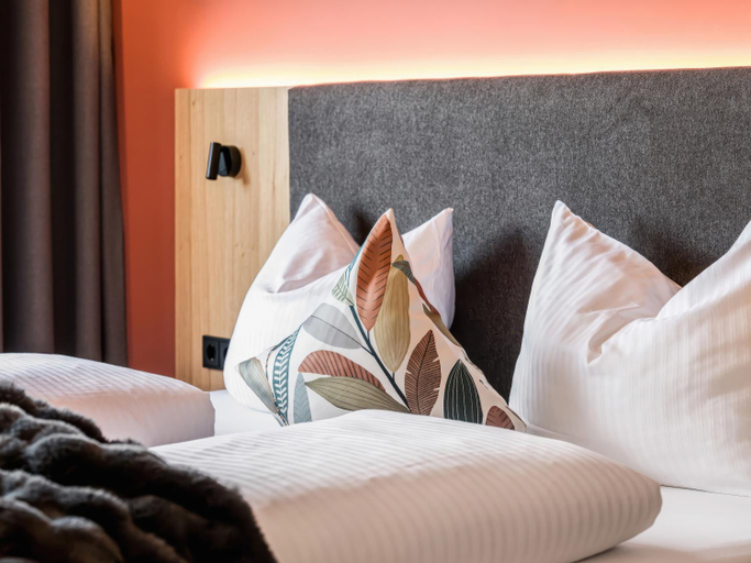 Bedroom 2, Hotel Goldene Rose, Reutte