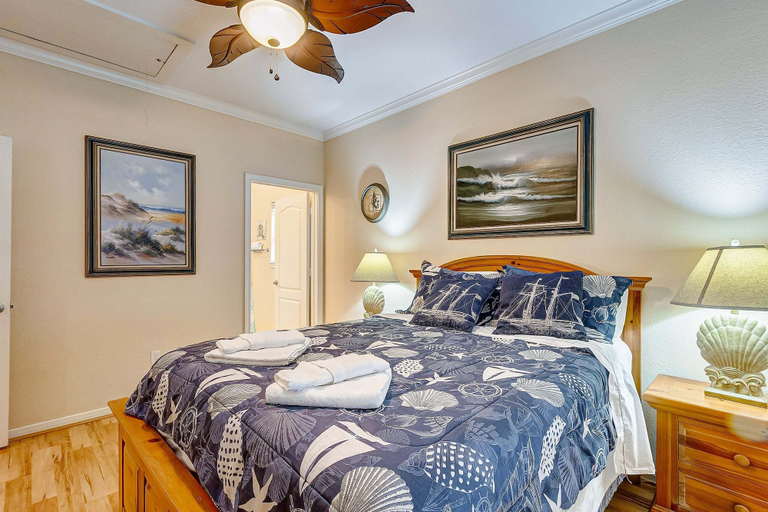 Room 4, Sharkyfin's Ii 3 Bedroom Home, Galveston