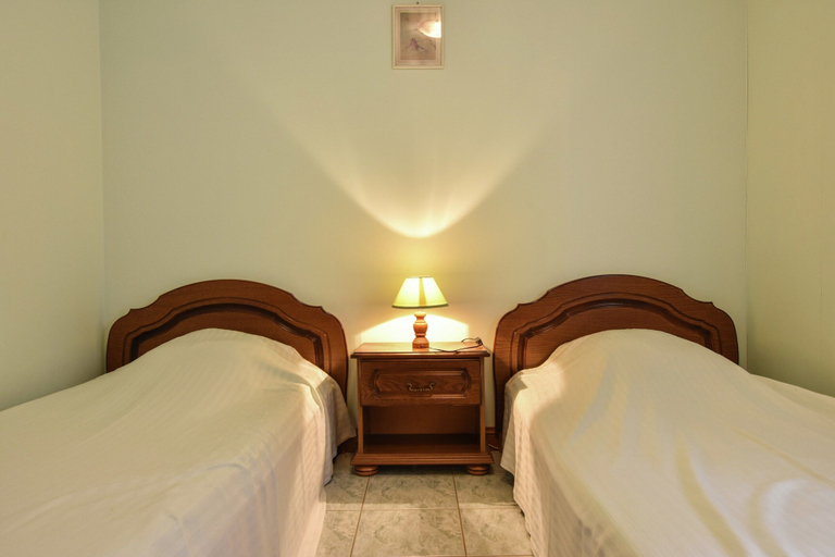Room 5, Holiday Home With Private Garden, Lot