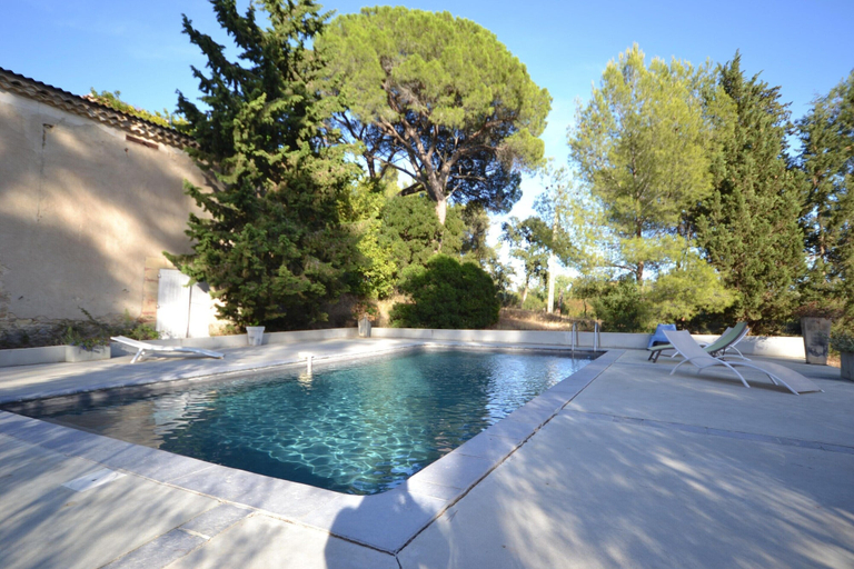 Pool 4, Flat in a Beautiful Building With Pool, Hérault