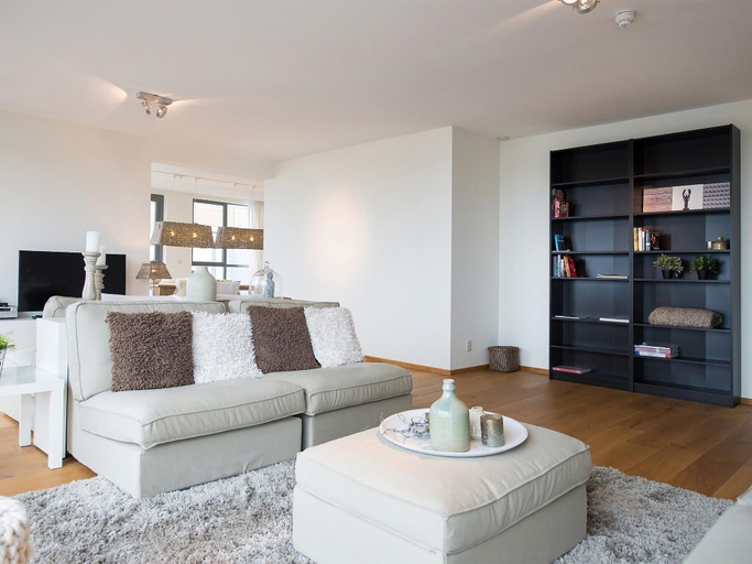 Others 4, Luxury Apartment With a View, The Hague