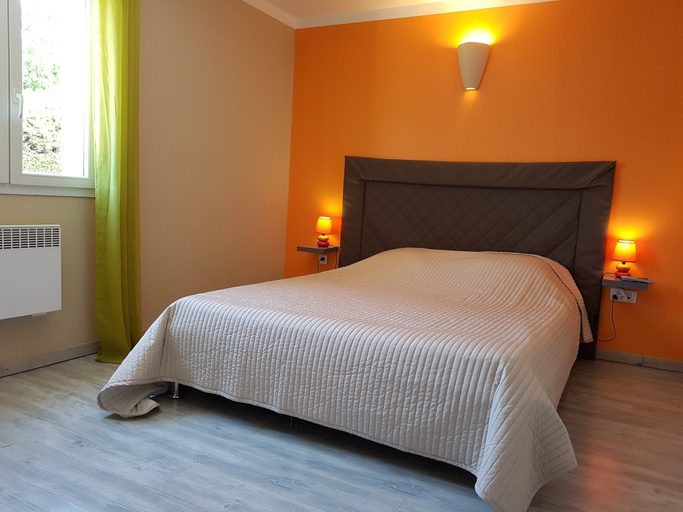 Room 2, Villa Alba: Sunlit Comfort in Lirac, Gard