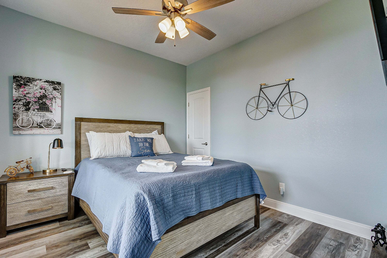 Room 2, Jewel By The Sea 3 Bedroom Home, Galveston