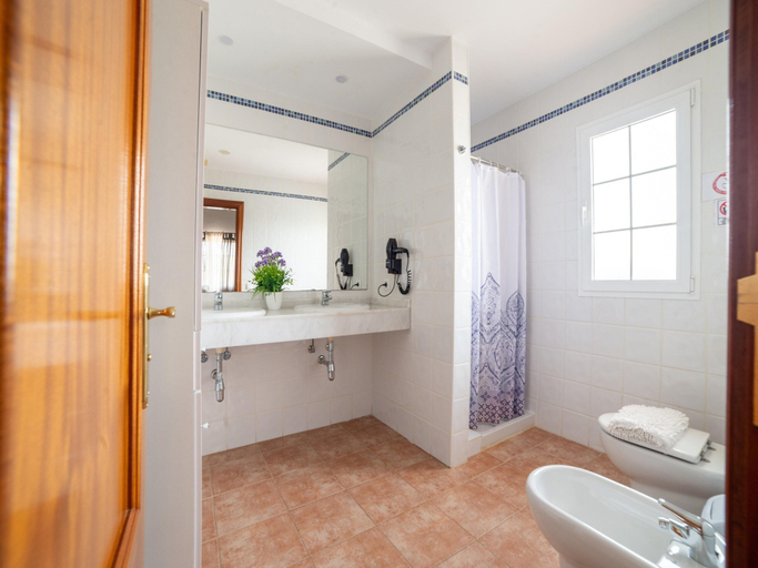 Bathroom 3, Lovely & Spacious Holiday Home With Private Swimming Pool, Las Palmas