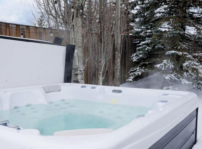 Outdoor spa tub 2, Arbour Crest by Grenadier Luxury suites, Division No. 6