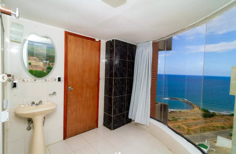Bathroom, Miramar Suites, Vargas