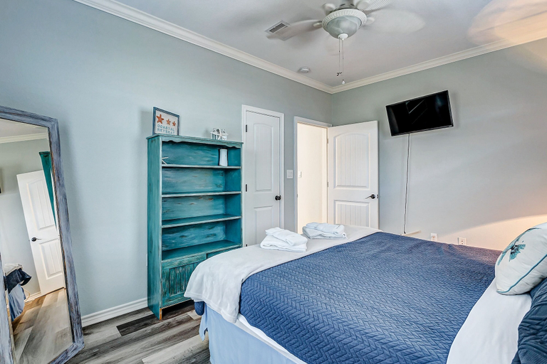 Room 3, Salty Sandpiper 2 Bedroom Home, Galveston