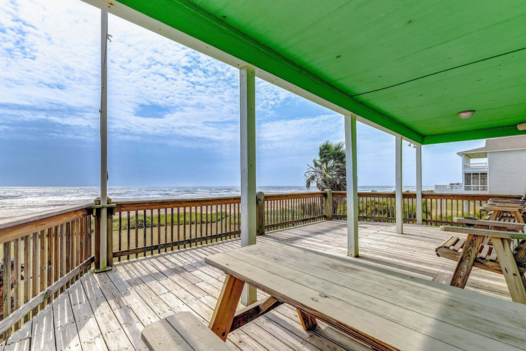 Outdoor dining 3, Bolivar Bliss 3 Bedroom Home, Galveston
