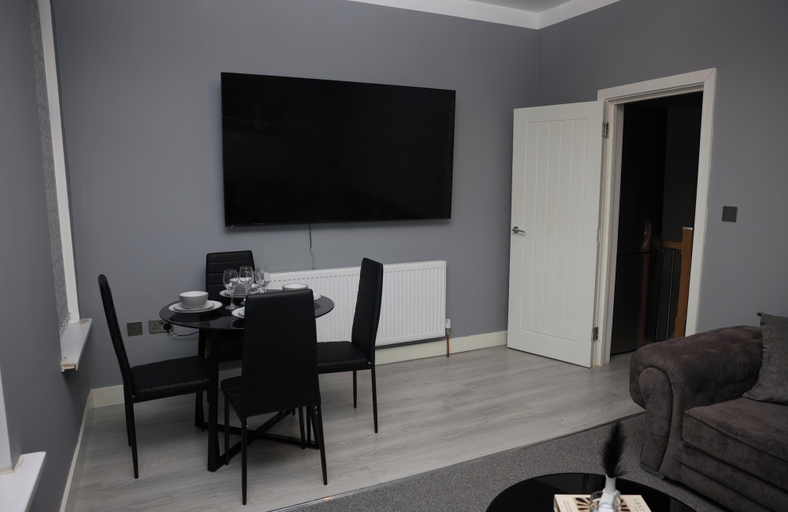 Dining 2, City Chic Retreat In Birmingham, Birmingham