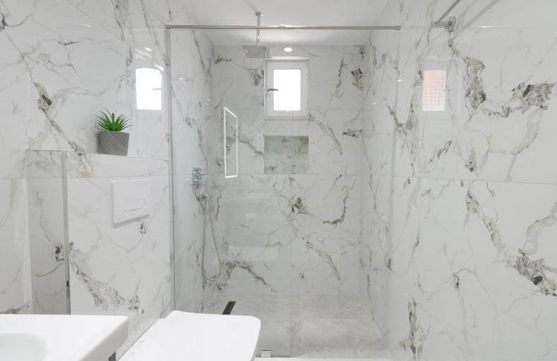 Bathroom 3, Stela Apartments, Sarandës