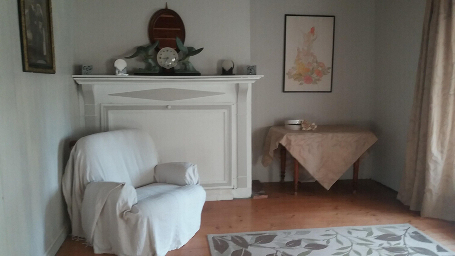 Room 5, Alluring Holiday Home With Fenced Garden, Barbecue, Manche