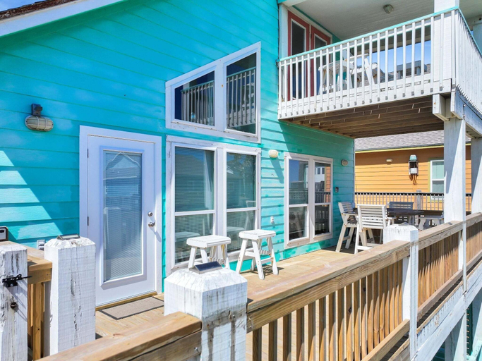 Outdoor dining 4, A Sunrise Property 4 Bedroom Home, Galveston