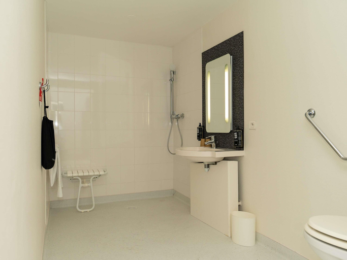 Bathroom 4, ibis Orange Centre Échangeur A7 A9, Vaucluse