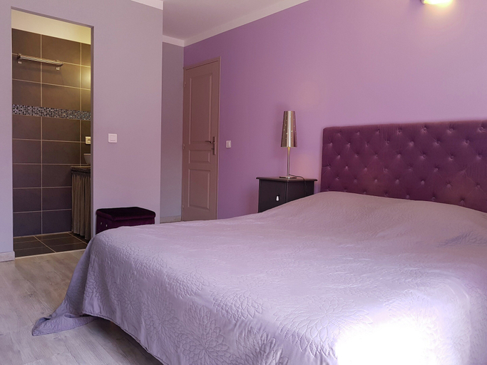 Room 3, Villa Alba: Sunlit Comfort in Lirac, Gard