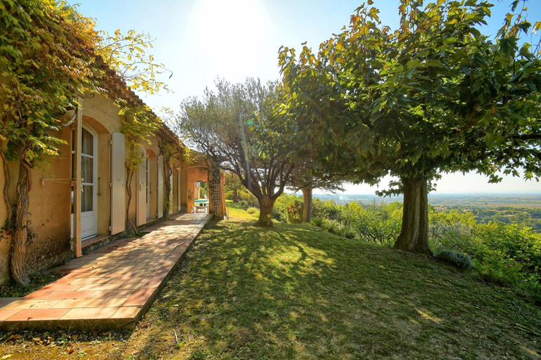 Exterior 2, Sunny Holiday Home in Provence With Pool, Vaucluse