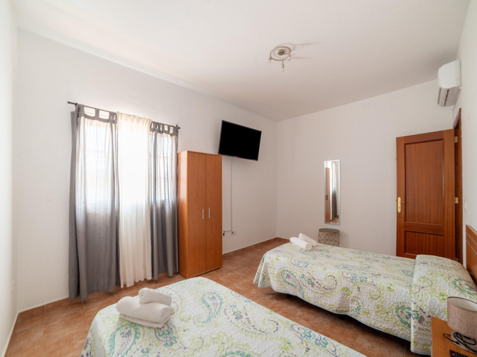 Room 5, Lovely & Spacious Holiday Home With Private Swimming Pool, Las Palmas