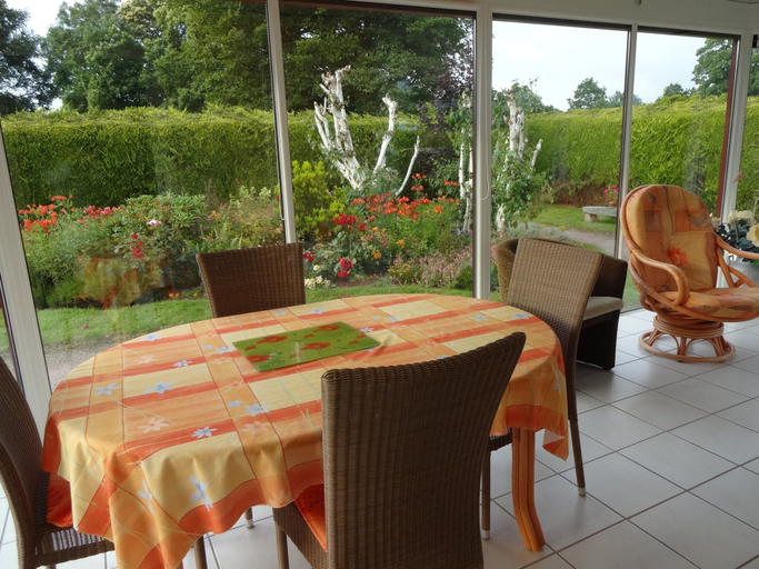 Dining 3, Peaceful Forest Stay in Pedernec, Côtes-d'Armor