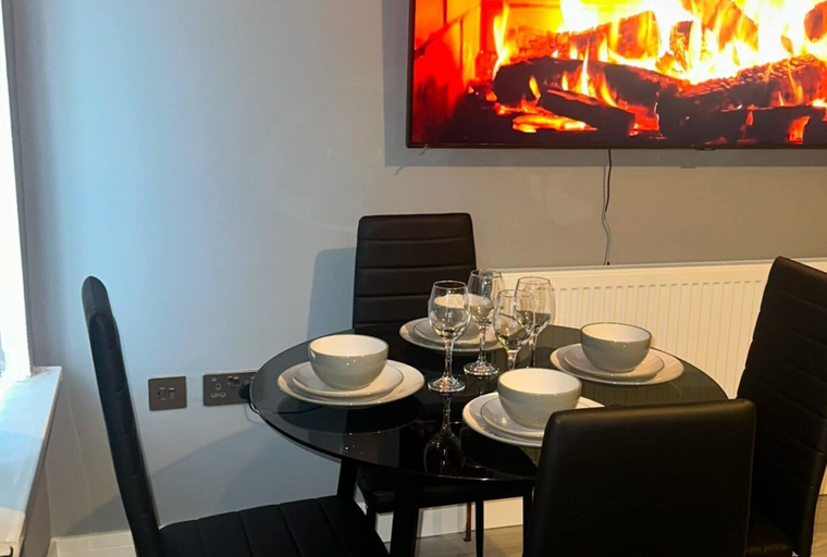 Dining 4, City Chic Retreat In Birmingham, Birmingham