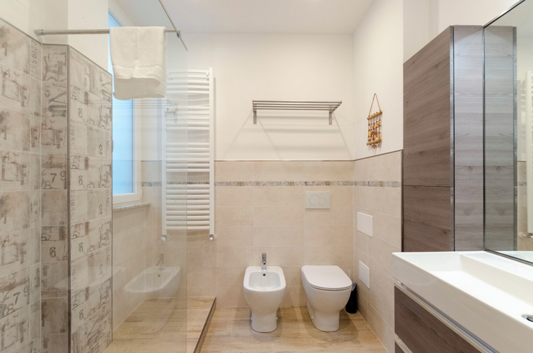 Bathroom 4, Spacious flat with Balcony, Genova