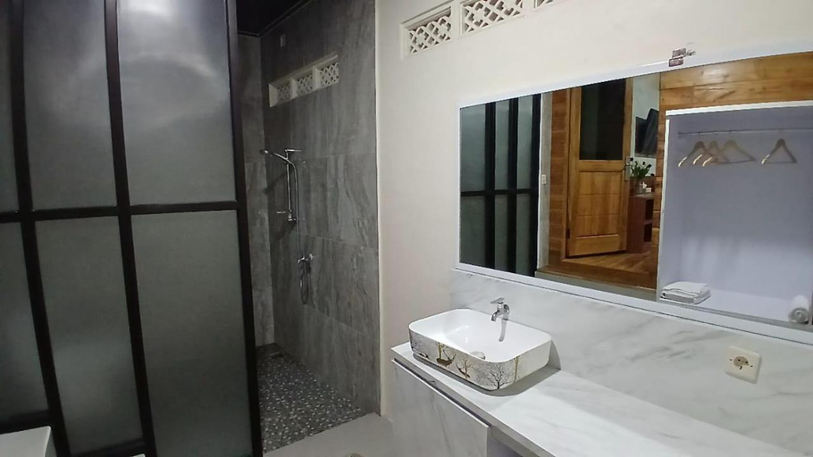 Bathroom, Han's Villa, Sumbawa