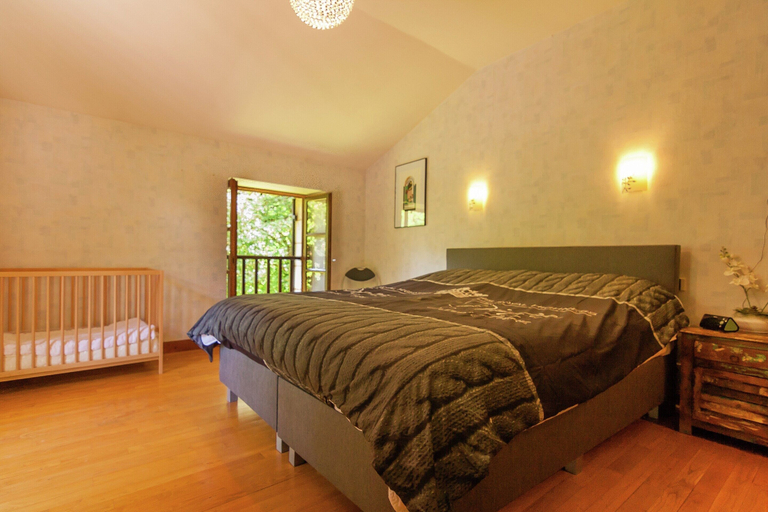 Room 2, Large Farmhouse With Private Garden, Dordogne