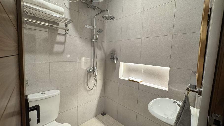 Bathroom 5, D’Mangkuyudan Luxury Guest House, Yogyakarta