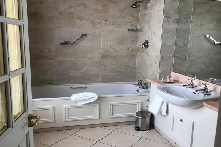 Bathroom, Dingle Benners Hotel