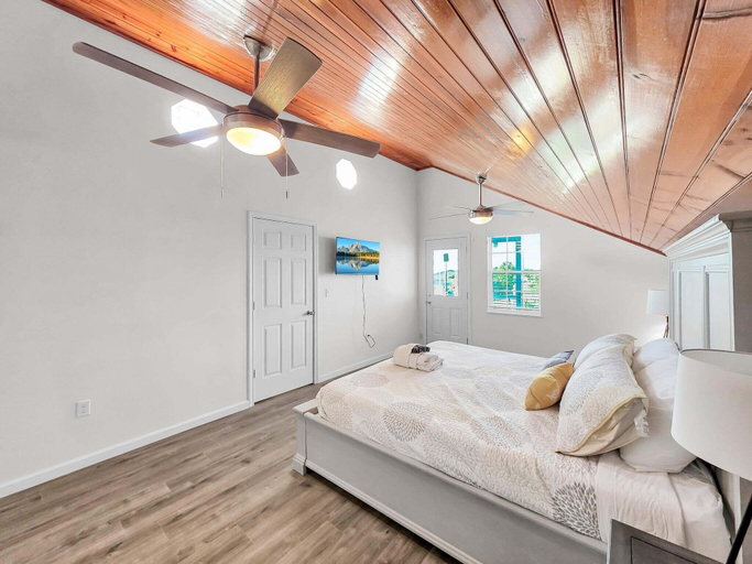Room 5, Over The Rainbow 3 Bedroom Home, Galveston
