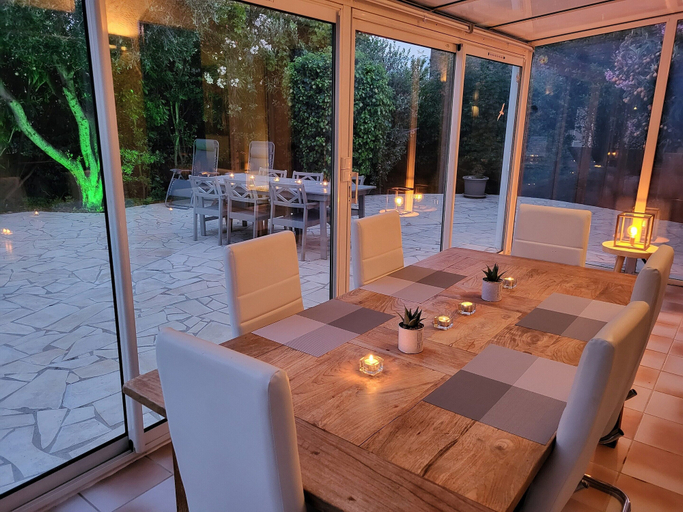 Dining 2, Villa in Saint-couat With Private Pool, Aude