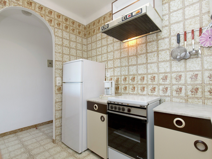 Private kitchen 2, Small Building with 4 Apartments near Beach, Tarragona