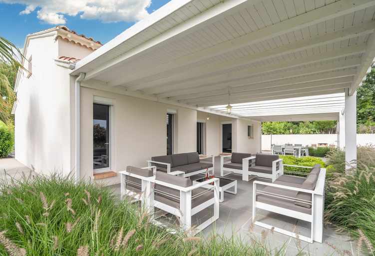 Balcony 2, Villa in Occitanie With Private Pool, Hérault