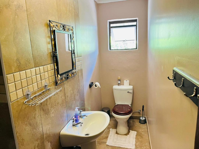 Bathroom, Lidwala Lodge, Lobamba