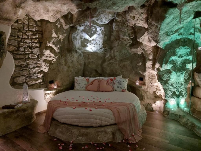 Room 3, La Casa nella Roccia, Avellino