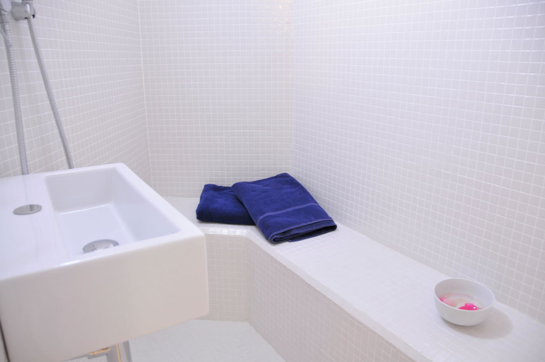 Bathroom 5, Hotel del Conte, Latina