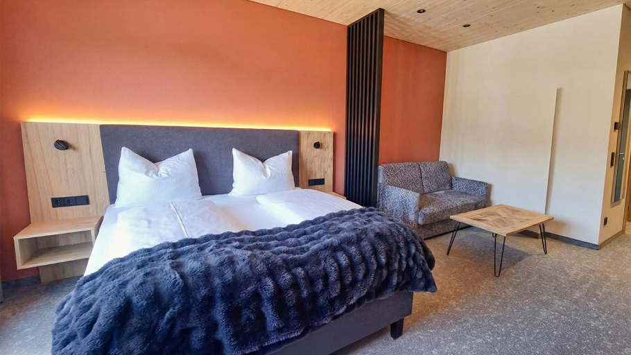 Bedroom 2, Hotel Goldene Rose, Reutte