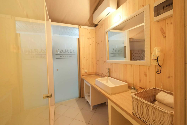 Bathroom 5, Sakli Gol Evleri, Bucak