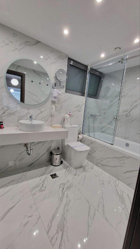 Bathroom 4, International Atene, Attica