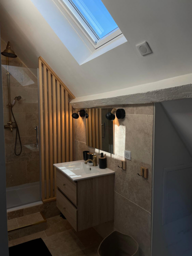 Bathroom 3, Villa O bedroom 1, Nièvre