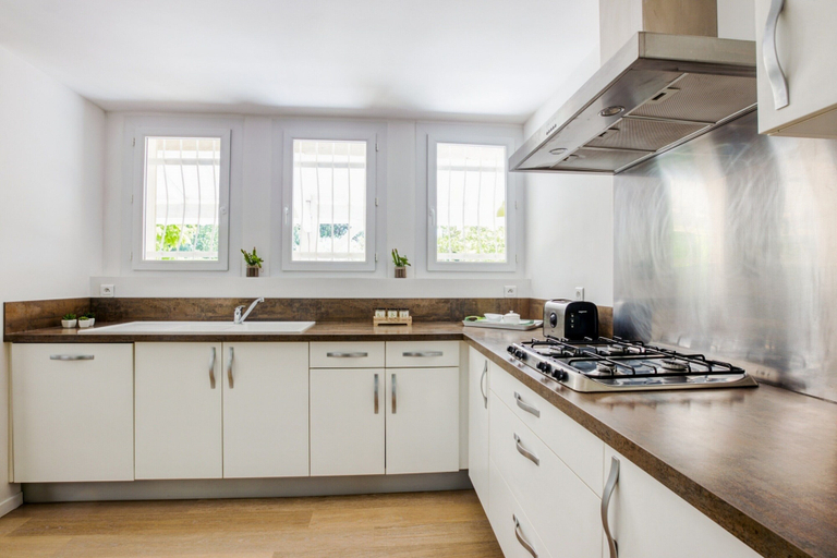 Private kitchen 2, Holiday Home in Barry-d'islemade With Pool, Tarn-et-Garonne