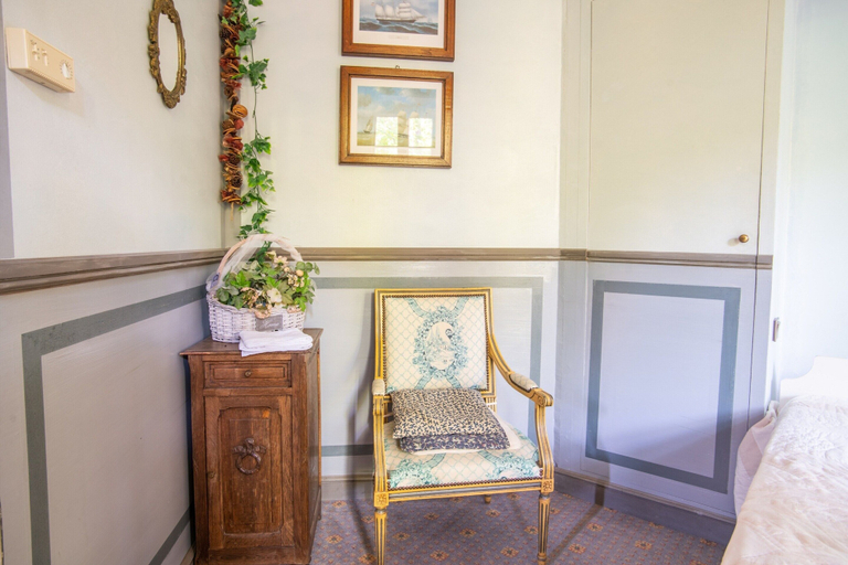 Room 2, Villa in Grimaud Near Tennis Court & Pool, Drôme