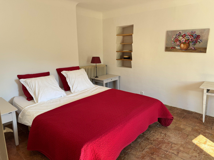 Room 3, Villa in Saignon With Pool and Scenic Views, Vaucluse