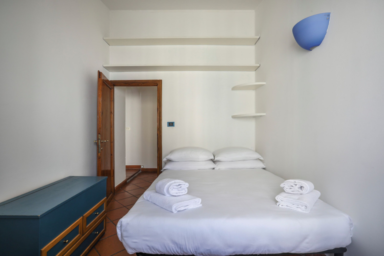 Bedroom 3, Bright Last-Floor Apartment with Terrace, Florence