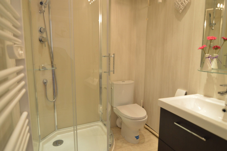 Bathroom 2, Modern Bayeux Hideaway, Calvados