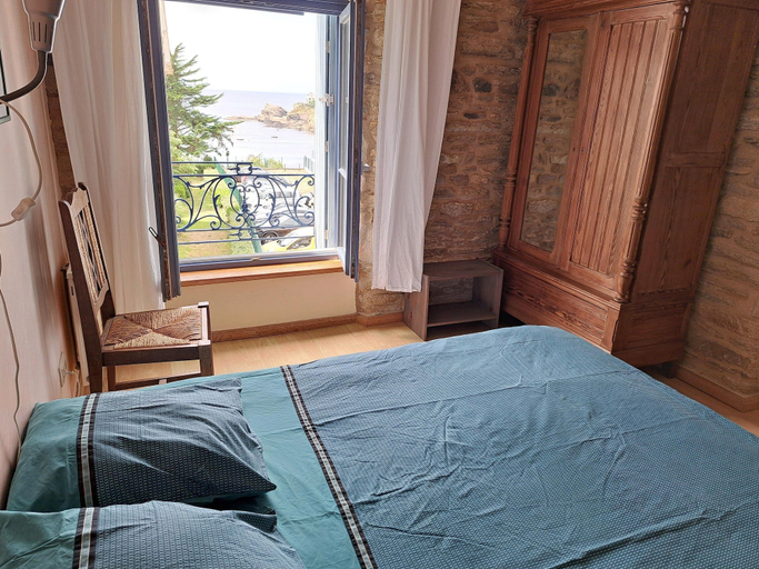 Room 3, Ancienne Gendarmerie With Sea Views, Finistère