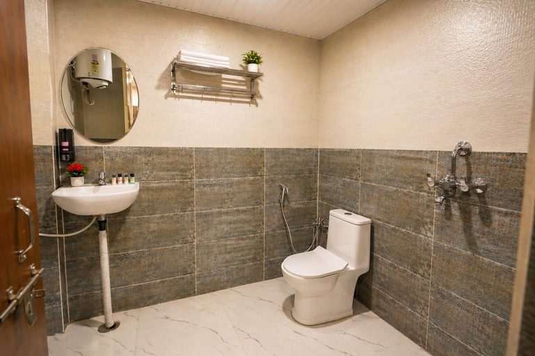 Bathroom 4, Laxmi Vilas, Varanasi