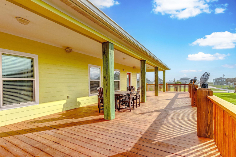 Outdoor dining 2, A Tequila Sunrise 4 Bedroom Home, Galveston