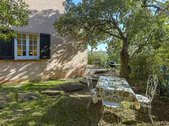 Balcony 5, Holiday Home in Bormes-les-mimosas With Pool, Var